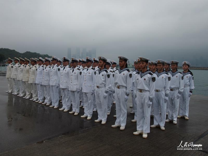 参加轮换交接仪式的海军士兵(摄影:曹海扬)