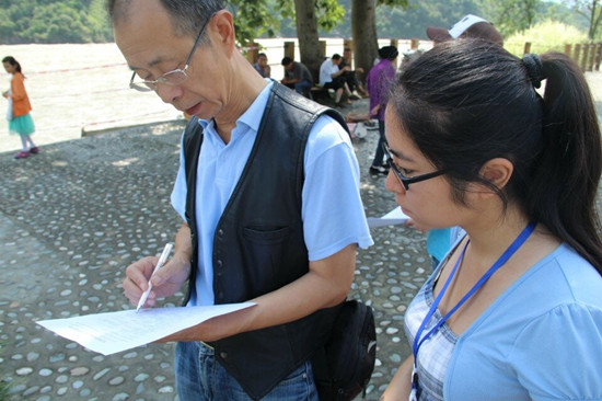 四川农业大学学生暑期宣传环保 累也要坚持