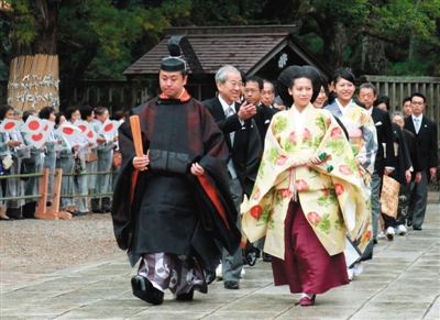 5日上午 日本島根縣出雲大社 日本明仁天皇侄孫女典子與出雲大社的權宮司千家國 在婚禮舉行前走向拜殿 5日 日本明仁天皇的侄孫女典子 26歲 與出雲大社 主持的長子千家國 41歲 舉行婚禮 這是自明仁