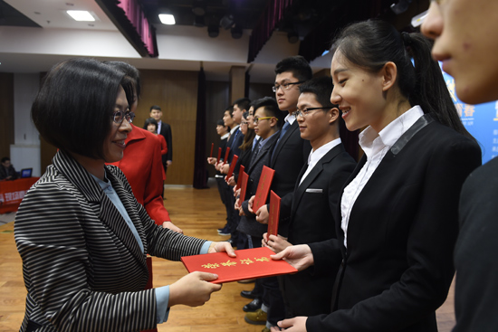 人民日报社政文部主任温红彦为获奖团队颁奖(摄影:于凯)