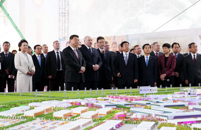 5月12日,国家主席习近平和夫人彭丽媛在白俄罗斯总统卢卡申科陪同下,在明斯克考察中国-白俄罗斯工业园。新华社记者 鞠鹏 摄