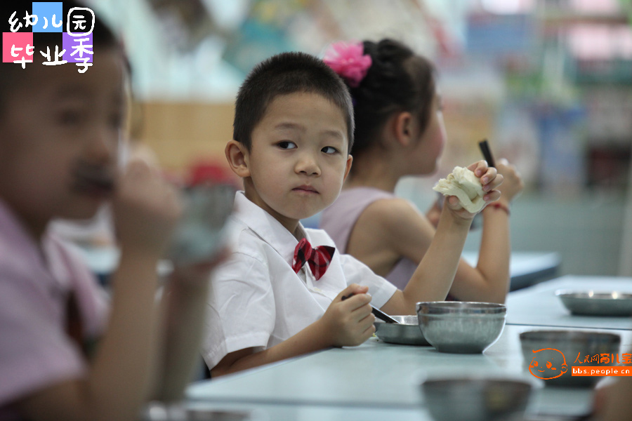 6月30日，北京市第一幼兒園（分園）。小朋友早上8:00前按時來到幼兒園，吃畢業前的最后一餐（周鵬 攝）