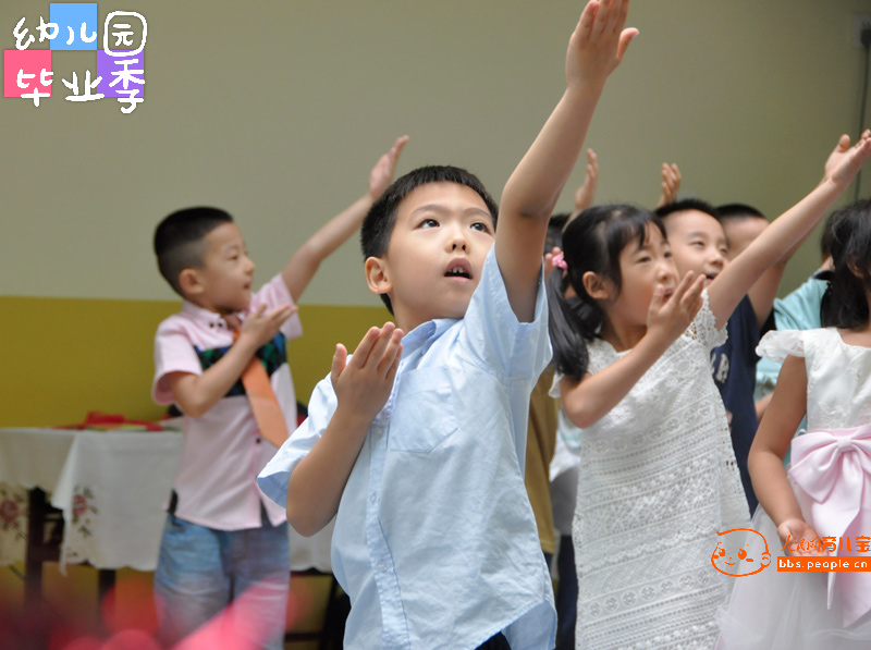 6月30日，北京市第一幼兒園（分園）。畢業典禮上，領唱英文歌曲的王仲翔小朋友（崔澤昊 攝）