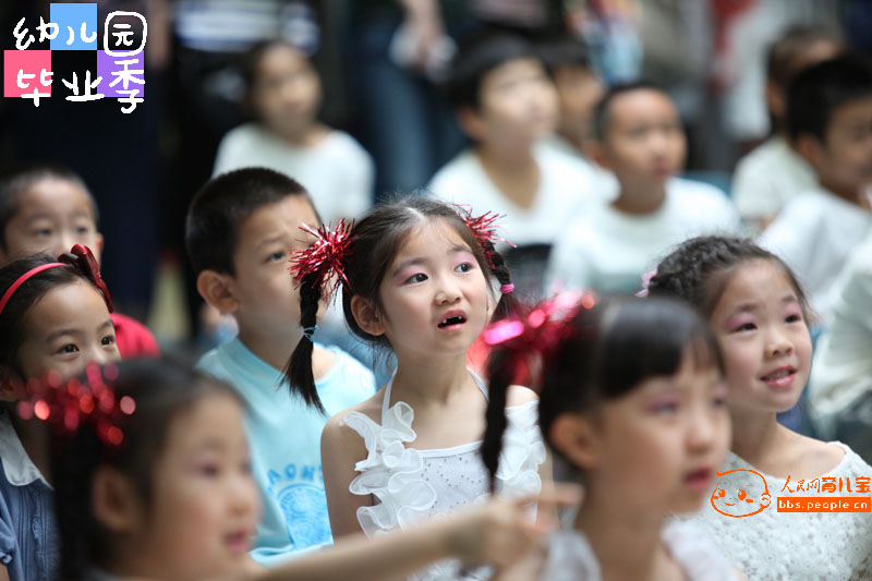 6月30日，北京市第一幼兒園（分園）。上午9:00，畢業典禮現場大屏幕在播放記錄小朋友們三年成長故事的短片，大家都聚精會神的看著，找尋自己的身影（周鵬 攝）