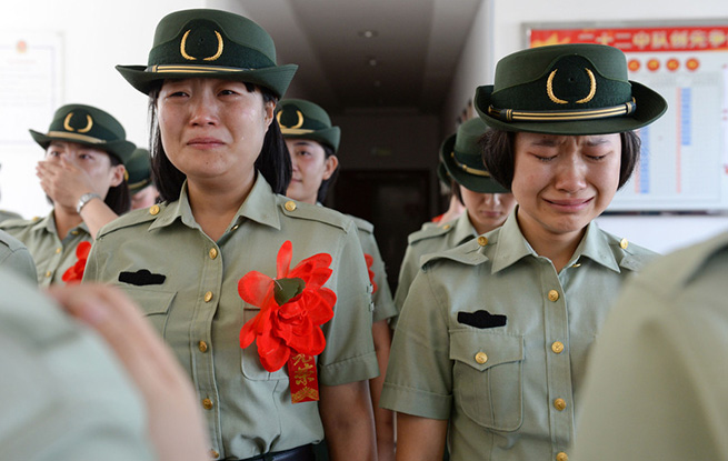 武警北京女兵退役难掩泪水 再见了我的军营