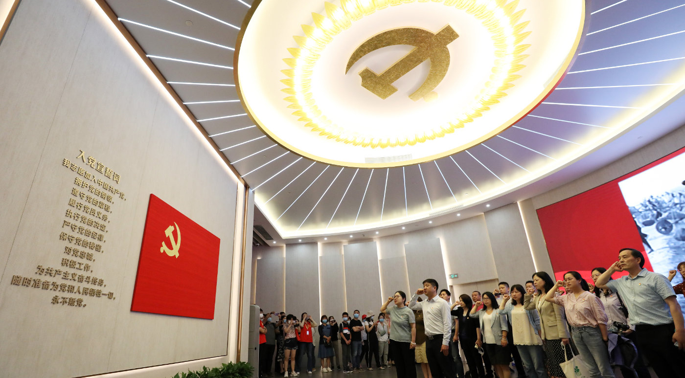一百年前，中國共產黨的先驅們創建了中國共產黨，形成了堅持真理、堅守理想，踐行初心、擔當使命，不怕犧牲、英勇斗爭，對黨忠誠、不負人民的偉大建黨精神，這是中國共產黨的精神之源。