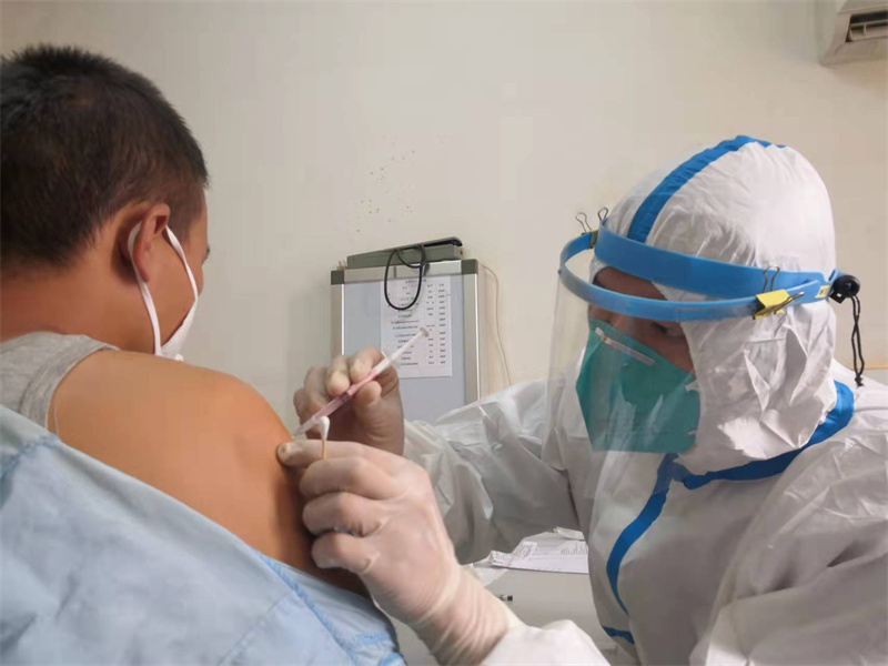 驻中非使馆为在中非中国公民接种新冠疫苗加强针