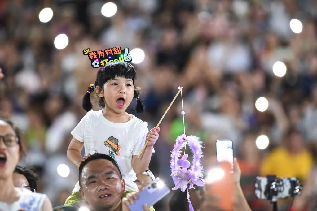 6月23日，一名小朋友在场边观赛。（新华社记者 杨文斌 摄）