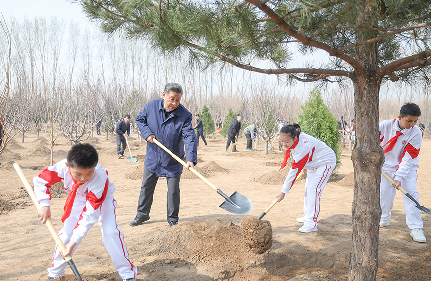 党和国家领导人参加首都义务植树活动