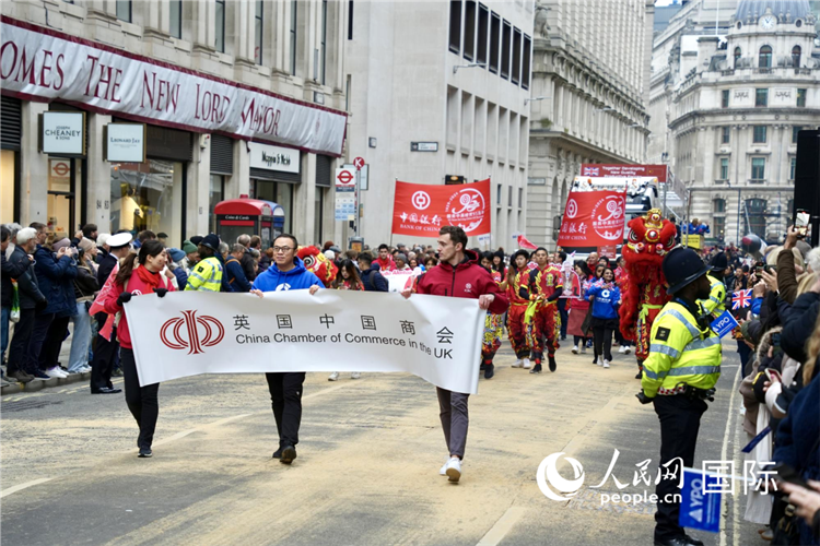 伦敦金融城市长就职巡游 英国中国商会游行队伍 吴若鸣摄