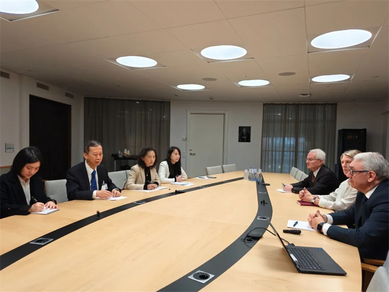 中国驻瑞典大使崔爱民与瑞典阿特拉斯·科普柯集团总裁瑞吾格举行会谈。中国驻瑞典大使馆供图