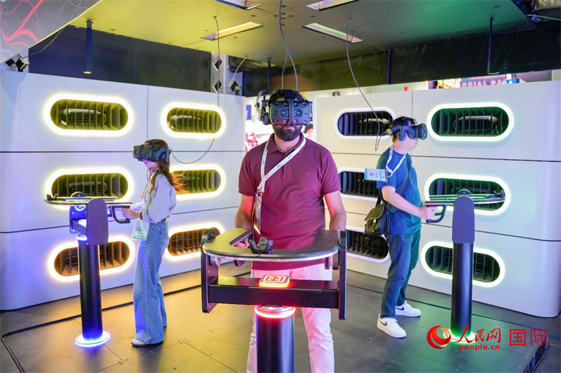 访客在展会体验VR产品。人民网 塔里克·易卜拉欣摄