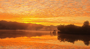 云南普洱:日光透薄雾 霞彩铺天际