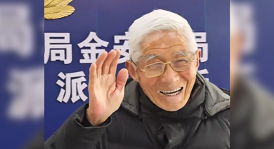 九旬老人蹣跚送還手機暖心一幕