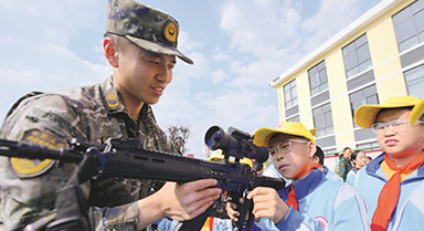 武警曲靖支队举行军营开放日活动