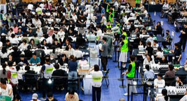 韩国第九届地方选举进行计票