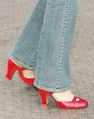 人民网-多图:王菲情迷红色高跟鞋 昂贵名牌复古