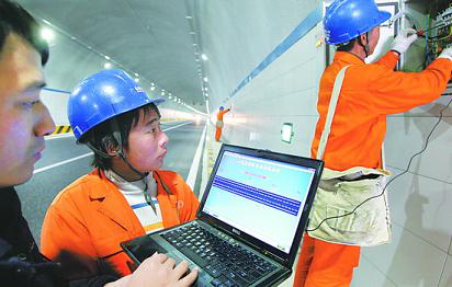 金寨县供电公司电力检修人员对隧道内的电力