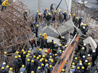 沪杭高铁嘉兴大桥段工地发生事故,一座大型施工井字架突然倒塌,现场3