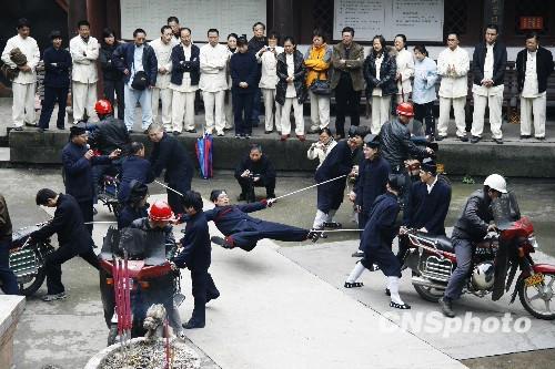 重庆缙云山道士上演五马分尸绝活