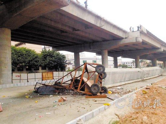 深圳1处在建高速高架桥坍塌 两名工人坠落1死1伤