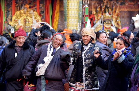 藏族民众欢庆"仙女节"