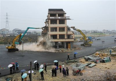 昨日,浙江温岭最牛钉子户拆迁现场.新华社记者 韩传号 摄