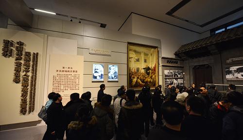 12月2日,观众在国家博物馆参观《复兴之路》展览.