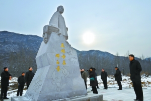 英雄母亲邓玉芬雕塑密云落成