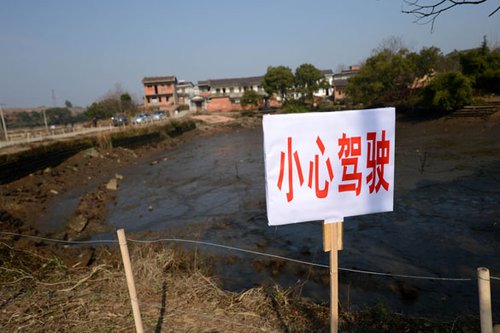 贵溪市交通部门在事故现场设置了“小心驾驶”警示牌（2012年12月25日摄）。摄影：新华社记者 周科