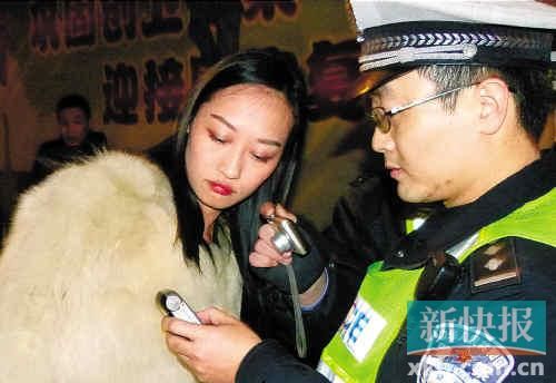 路虎女司机醉驾被查称等我舅来再说 1天1夜未