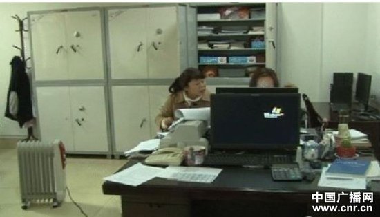 陕西宝鸡一区财政局人员工作时玩游戏练毛笔字