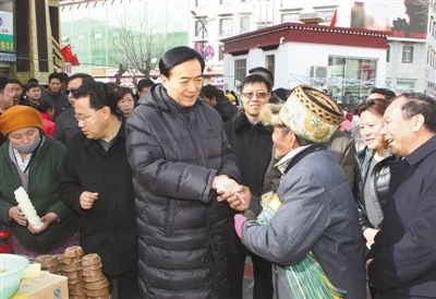 陈全国在拉萨市走访看望各族干部群众