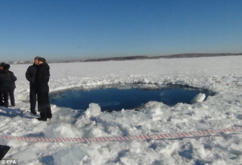 俄遭陨石雨袭击 砸出冰湖直径约8米大坑(图)
