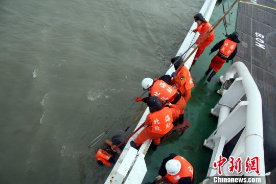 渤海湾集装箱船沉没已致12人遇难2人失踪（图）