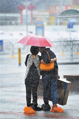 深圳迎酣畅淋漓大雨 雷雨中挡雨"神器"各显其能