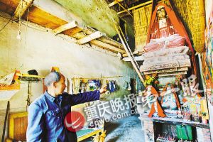 重庆一村民家中藏5米高金色佛像烧香者络绎不绝