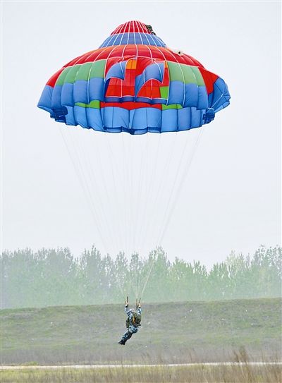 解放军空降兵练习开双伞武装跳伞夜间跳伞(图)