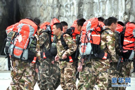 四川甘孜州消防官兵驰援雅安震区