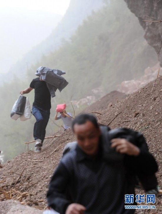 雅安芦山多少人口_...援人员在四川省雅安市芦山县地震重灾区龙门乡为受灾居(3)