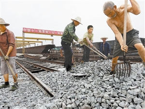 厦深铁路潮州段完成铺轨 闽粤两省交界地段完全接轨