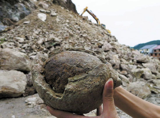 金华施工队挖路疑挖到 恐龙蛋 鉴定为火山蛋