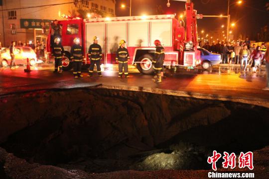 圖為新疆和田市因降大雨導致路面塌陷現場。 許華洋 攝