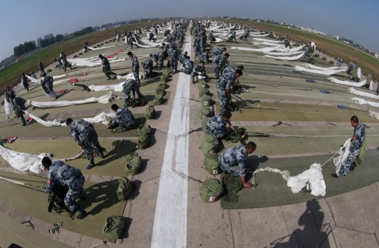 解放军空降师出动数千新兵练跳伞规模宏大(组图)【7】