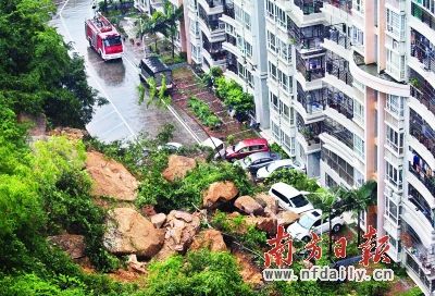 珠海特大暴雨引发山体滑坡 巨石砸入小区