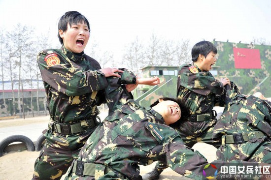 战场上没女人:女特种兵像男兵一样严酷训练【10】