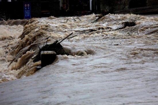 安徽黃山暴雨受災嚴重 道路被淹民房倒塌（組圖）