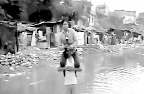 印度记者为避免湿鞋骑灾民报道洪灾遭解雇