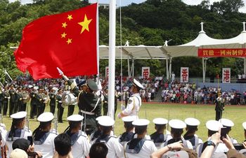 两艘新护卫舰入列驻港部队逾万港人登船参观（图）