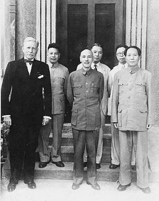 1945年毛泽东与蒋介石在重庆合影